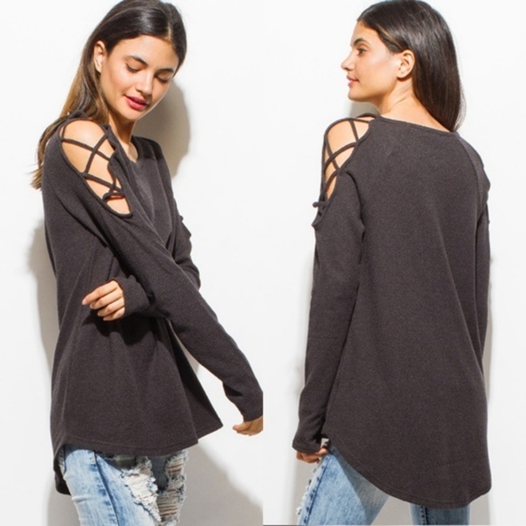 Very J Tops - Clearance 🎉HP🎉Black cut out shoulder top